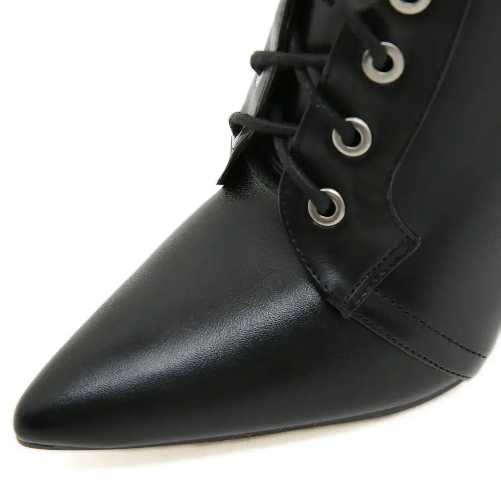 Ankle Boot Salto Fino Com Tachas