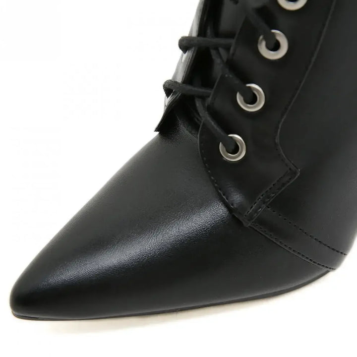 Ankle Boot Salto Fino Com Tachas