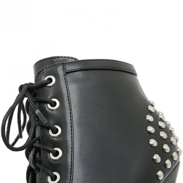 Ankle Boot Salto Fino Com Tachas