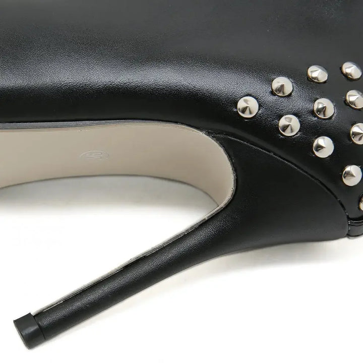 Ankle Boot Salto Fino Com Tachas