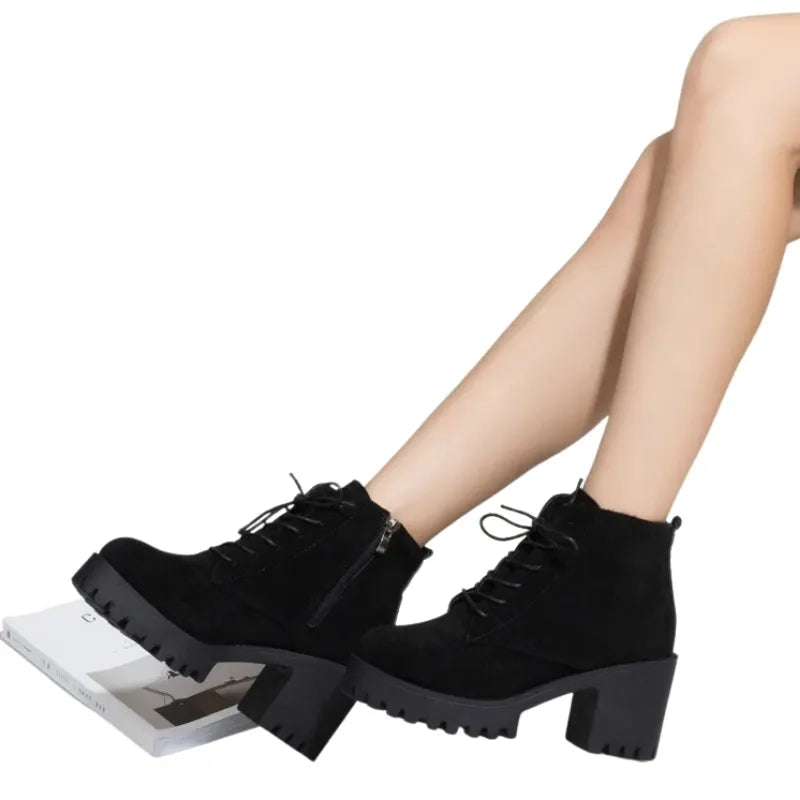 Ankle Boot Tratorada Salto Bloco Suede