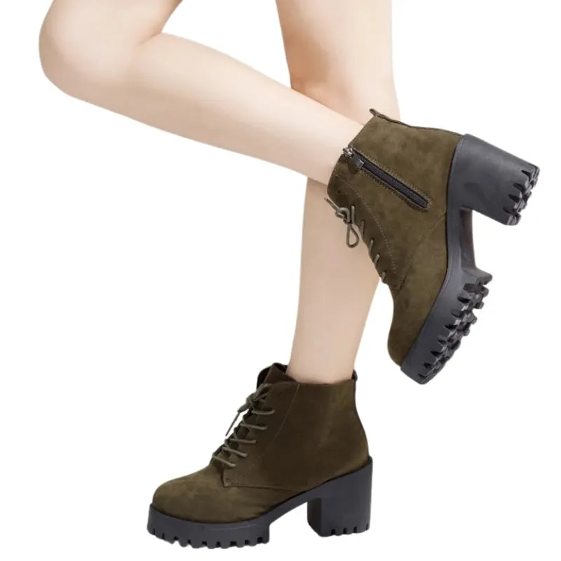 Ankle Boot Tratorada Salto Bloco Suede