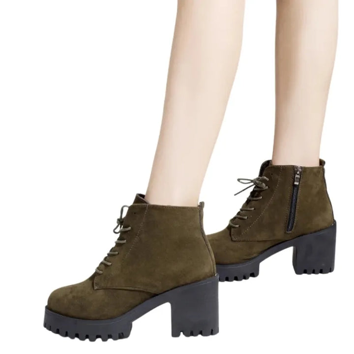 Ankle Boot Tratorada Salto Bloco Suede