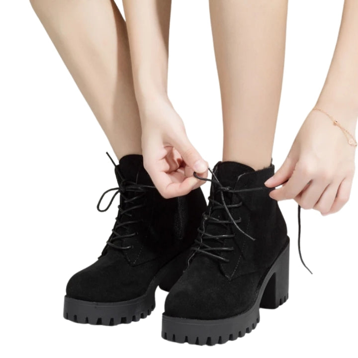 Ankle Boot Tratorada Salto Bloco Suede