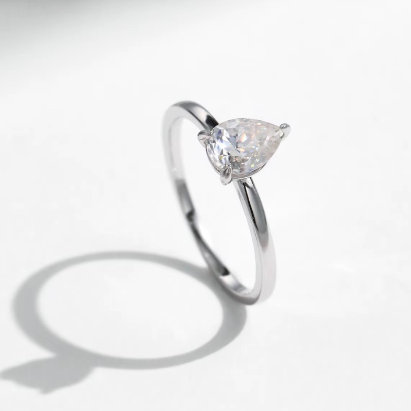 Anel Solitário Gota de Luz Prata 925 - Poderosa
