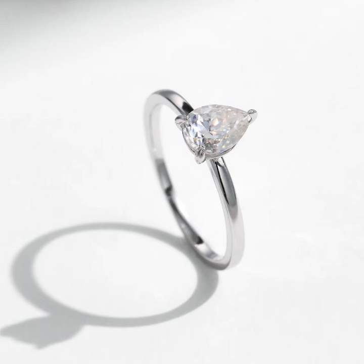 Anel Solitário Gota de Luz Prata 925 - Poderosa