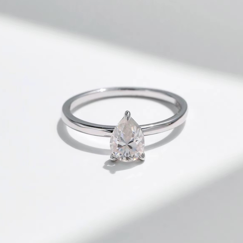 Anel Solitário Gota de Luz Prata 925 - Poderosa