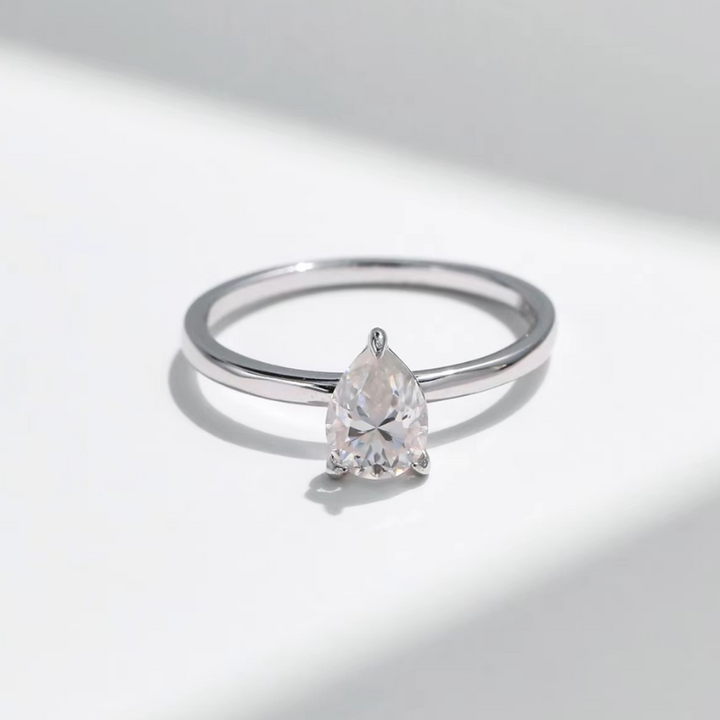 Anel Solitário Gota de Luz Prata 925 - Poderosa