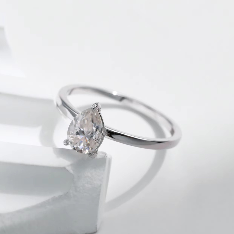 Anel Solitário Gota de Luz Prata 925 - Poderosa