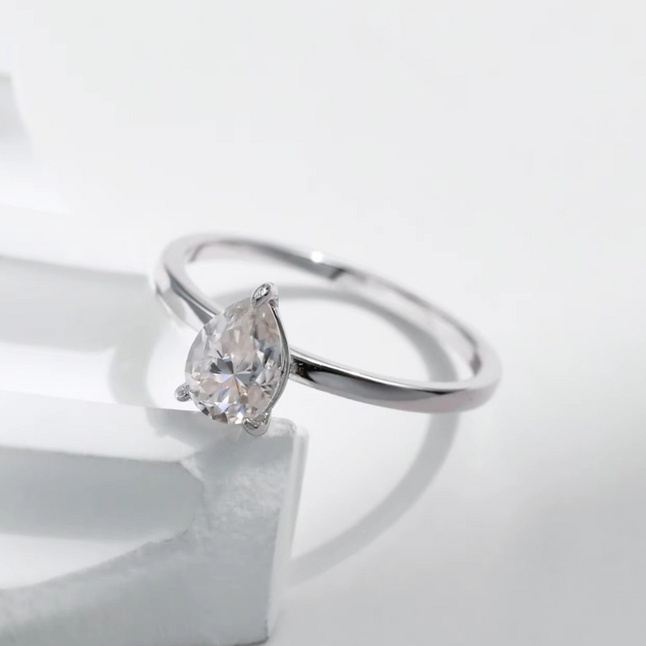 Anel Solitário Gota de Luz Prata 925 - Poderosa