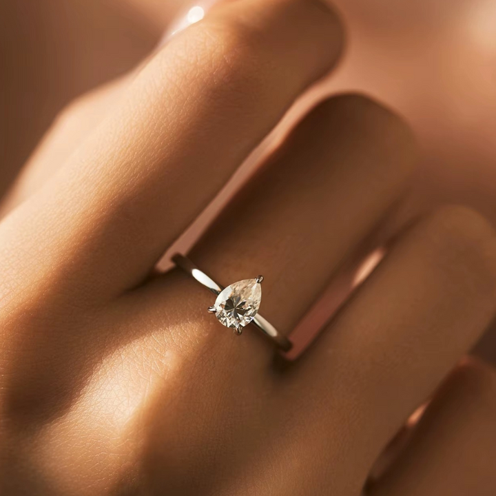 Anel Solitário Gota de Luz Prata 925 - Poderosa