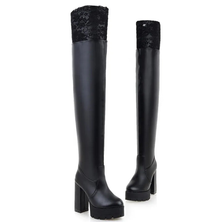 Bota Over the Knee Tratorada Com Renda Preta
