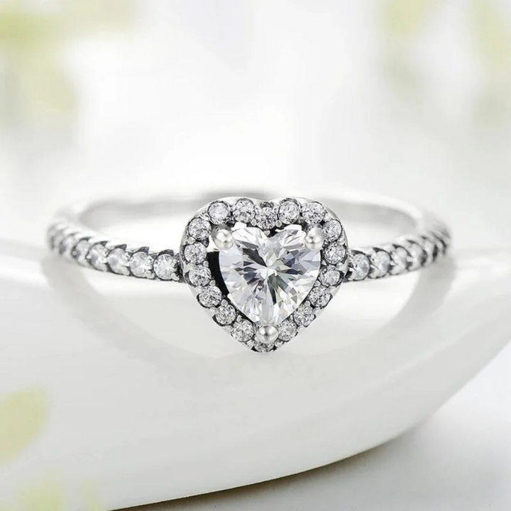 Anel Coração Com Zircônias Prata 925