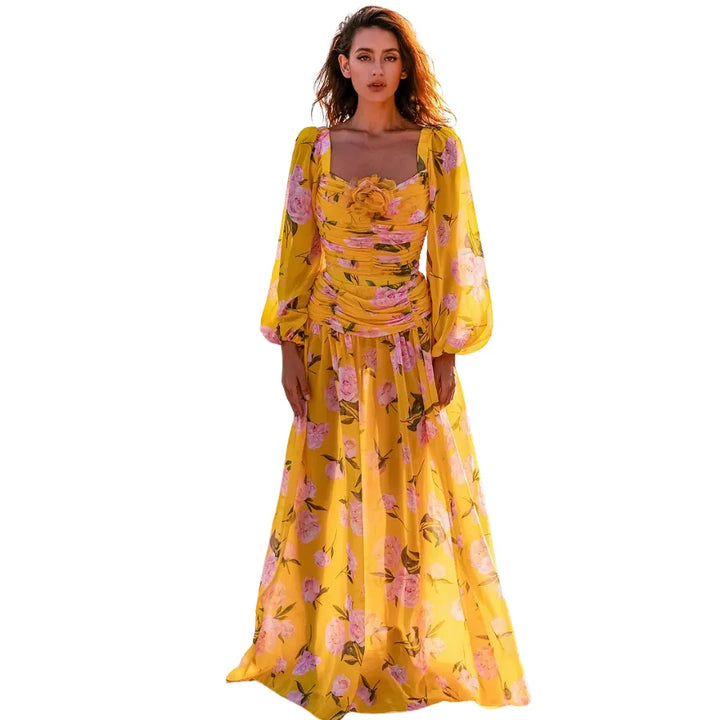Maiô floral amarelo com mangas bufantes de tule e aplicação de flor em 3D no busto, moda praia feminina elegante.