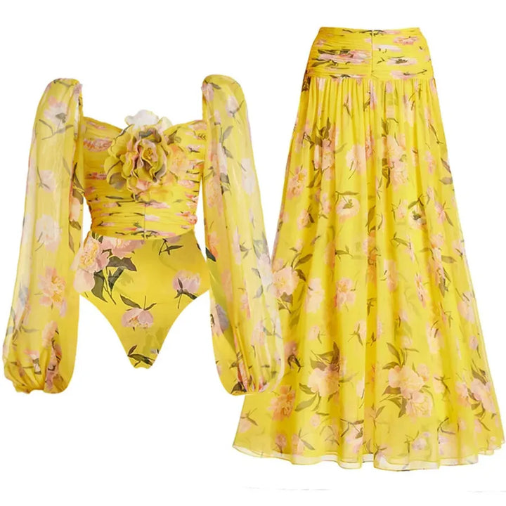 Maiô floral amarelo com mangas bufantes de tule e aplicação de flor em 3D no busto, moda praia feminina elegante.