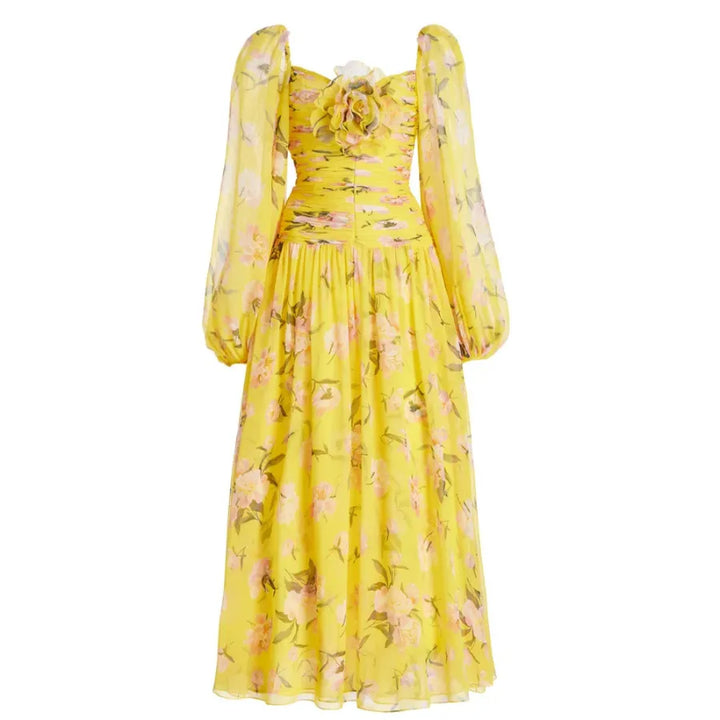 Conjunto Maiô e Saída de Praia floral amarelo com mangas bufantes de tule e aplicação de flor em 3D no busto, moda praia feminina elegante.