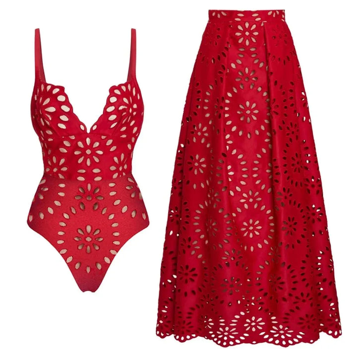 Conjunto Maiô vermelho com alças finas e recortes vazados em padrão circular, modelo elegante e estiloso para praia ou piscina