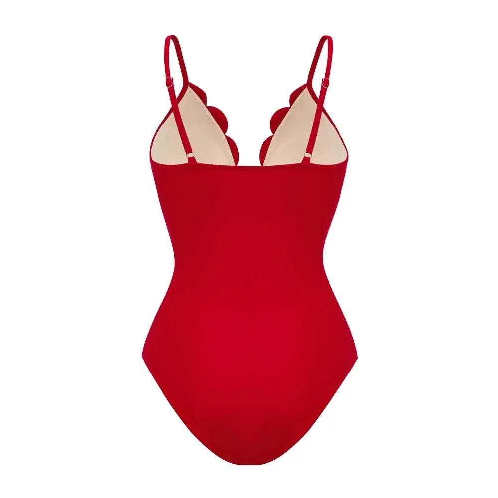 Maiô vermelho com alças finas e recortes vazados em padrão circular, modelo elegante e estiloso para praia ou piscina

