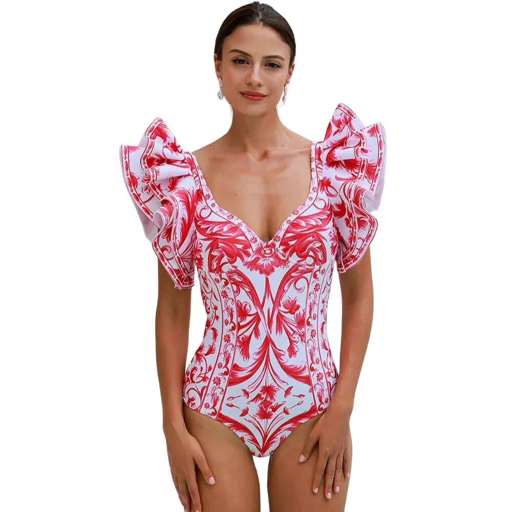 Modelo usando maiô com babado nos ombros e estampa floral barroca vermelha - Poderosa