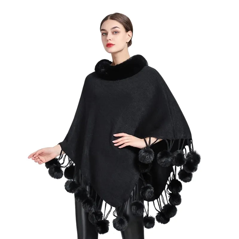 Poncho Tricot Com Franjas Detalhe Pompom