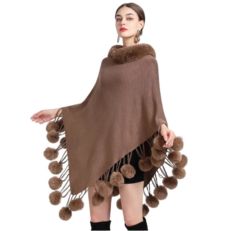 Poncho Tricot Com Franjas Detalhe Pompom