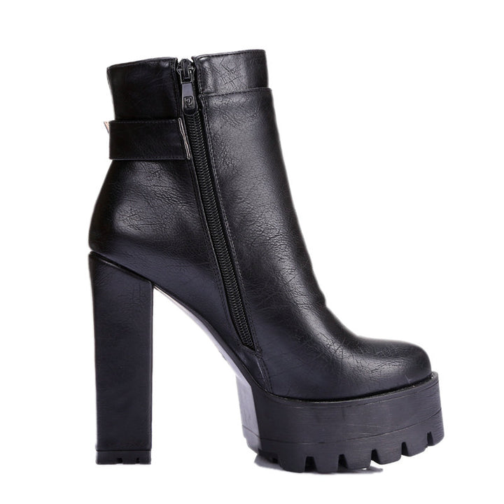 Ankle Boot Tratorada Com Fivela