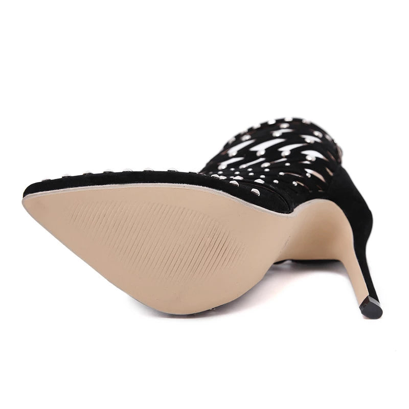 Ankle Boot Bico Fino Com Rebites