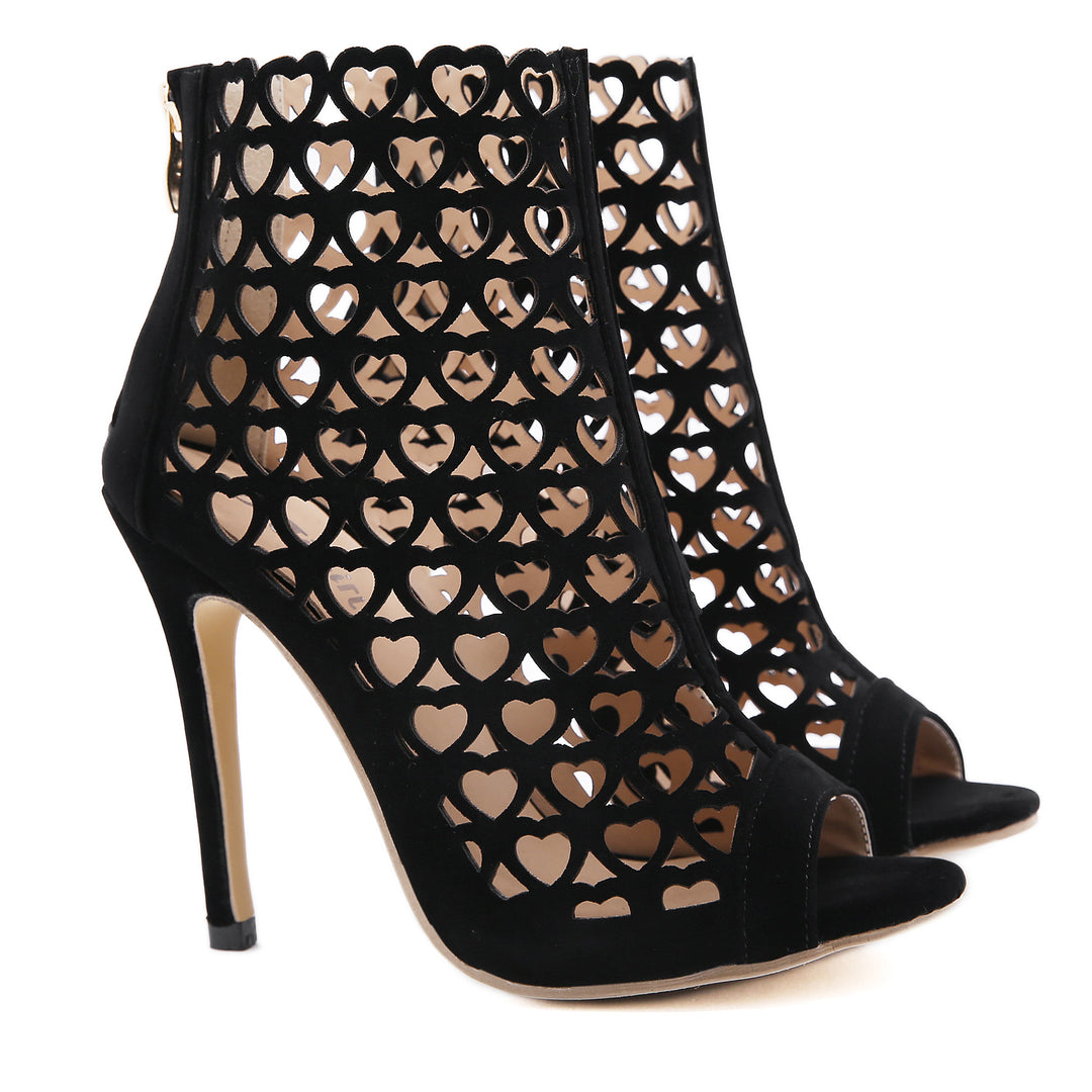 Bota Open Boot Corações Vazados Salto Alto Preta - Poderosa