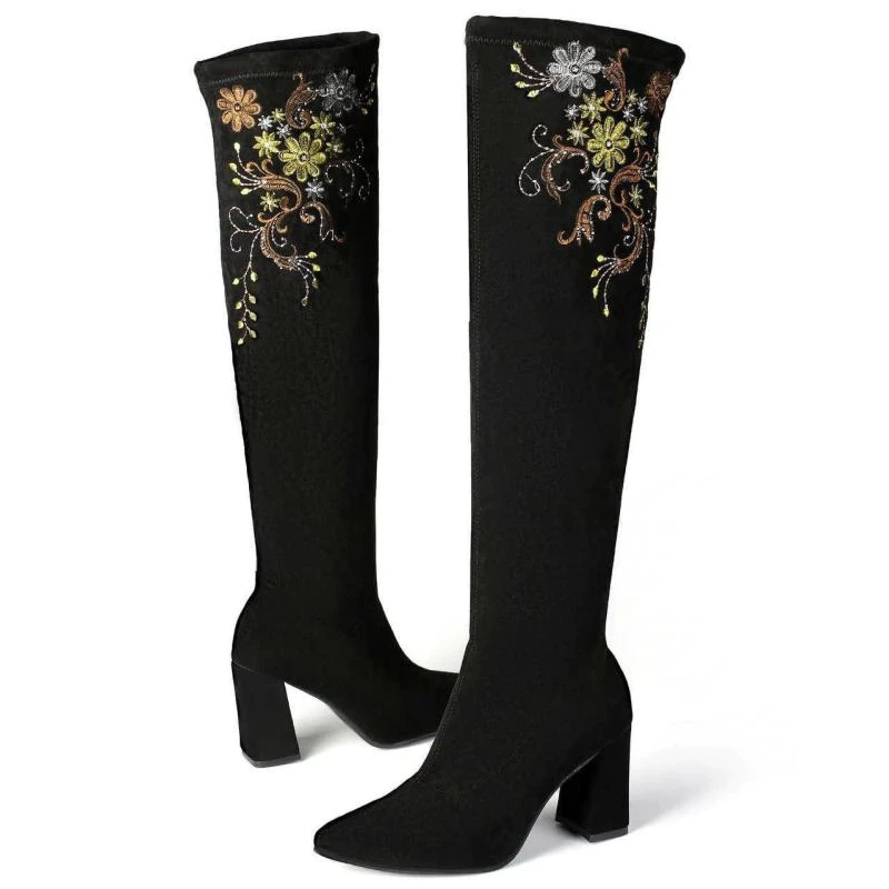 Bota Salto Grosso com Aplique Floral