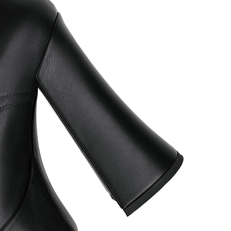 Bota Plataforma Gótica Cano Médio Com Fivelas