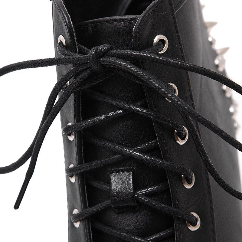 Bota Coturno Plataforma Com Spikes e Tachas