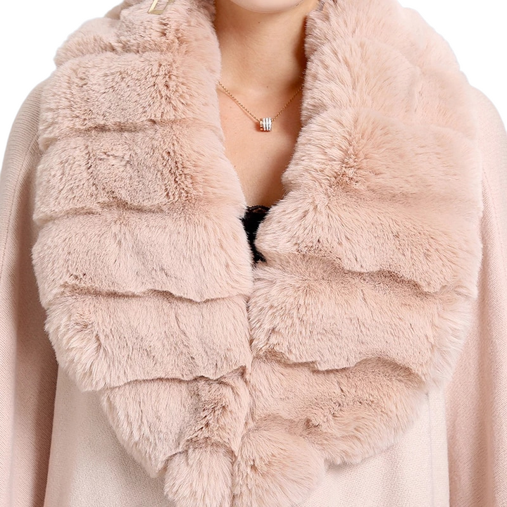 Poncho Viena Com Detalhes em Pelo