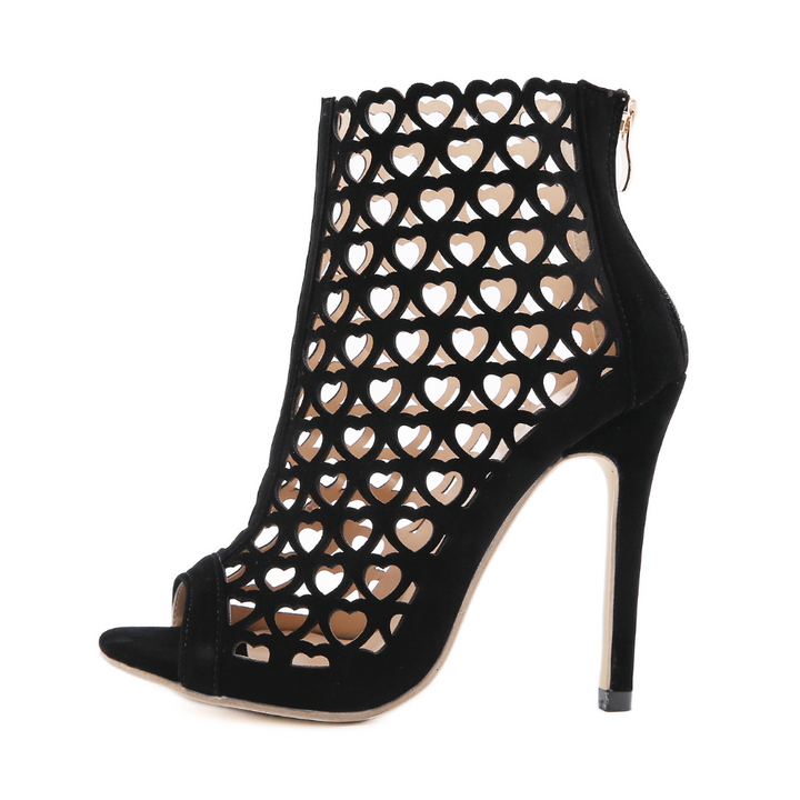Bota Open Boot Corações Vazados Salto Alto Preta - Poderosa