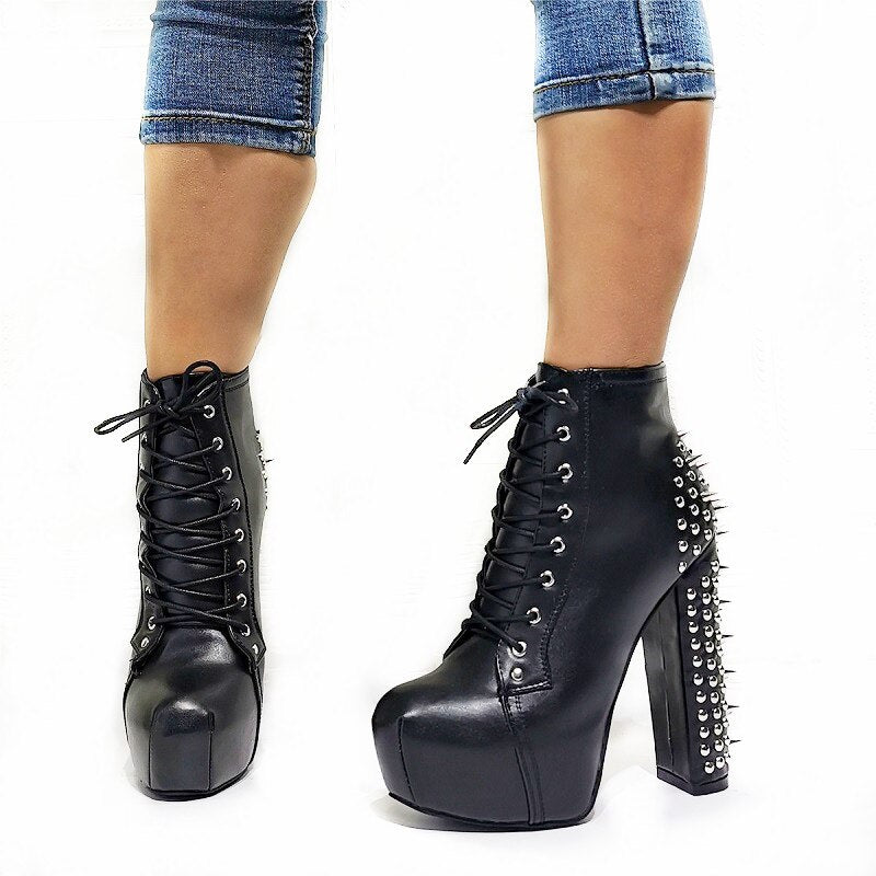 Bota Coturno Plataforma Com Spikes e Tachas