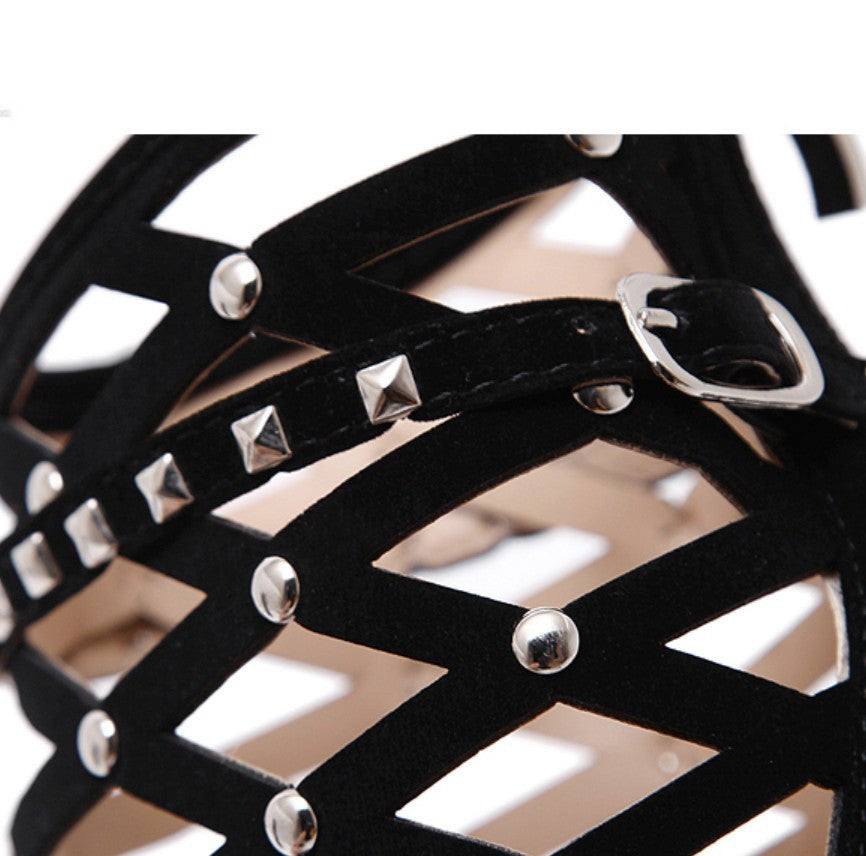 Ankle Boot Bico Fino com Rebites - PODEROSA SHOP